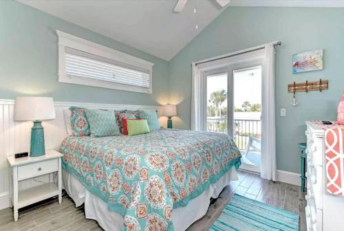 霍姆斯海滩La Mer的一间卧室设有一张床和一个窗口