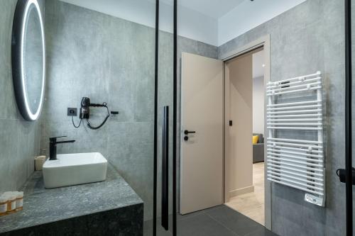 约阿尼纳d Suites and Apartments的一间带水槽和镜子的浴室