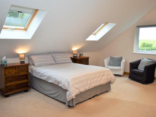 卡莱尔1 Bed in Carlisle 85163的一间卧室配有一张床、一把椅子和窗户。