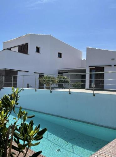 卡拉莫若尔Villa d'Es Bot的大楼前带游泳池的房子
