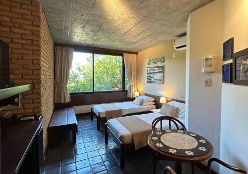 萨尔瓦多凯萨琳娜帕拉瓜库酒店的酒店客房设有两张床和一张桌子。