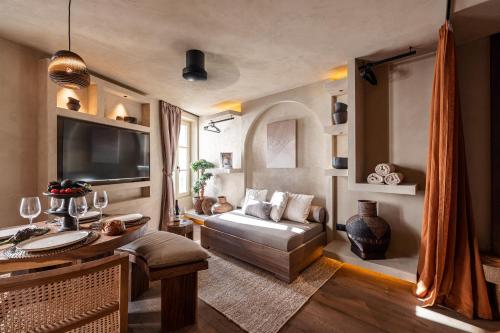 戛纳WABISABI SUITES - MÉRO的带沙发和电视的客厅