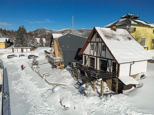 科帕奥尼克Alpine Retreat Čupino Sokače的雪中房屋的空中景观