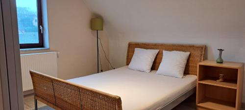 Grez-DoiceauTranquility - Your home Away的小卧室配有带白色床单和枕头的床