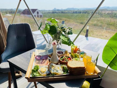 BolnisiBolnisio Resort的餐桌上一盘早餐食品,享有美景