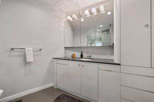 PiermontPiermont Waterfront Villa!的白色的浴室设有水槽和镜子