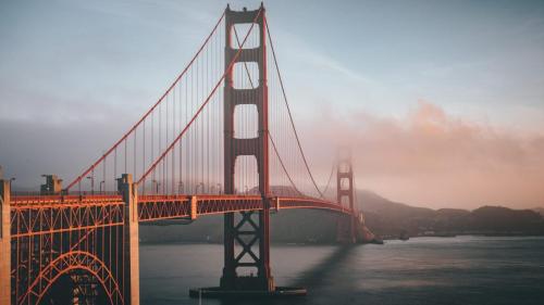 旧金山Sunset Edwardian Bed and Breakfast at Golden Gate Park的雾天的金门桥