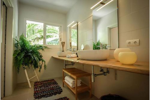 Can FurnetVilla Tikal的一间带两个盥洗盆和大镜子的浴室