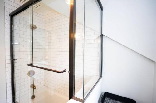 丹佛Captivating Cowgirl的浴室里设有玻璃门淋浴