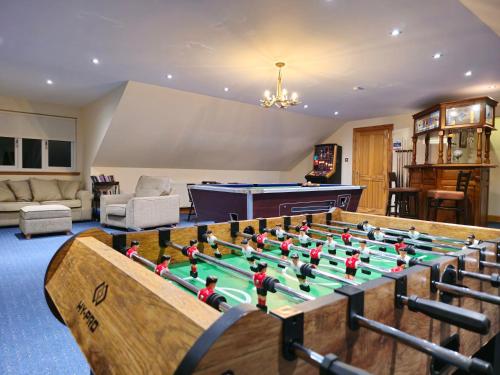 阿罗柴尔Gleann Fia House的客厅设有台球桌和乒乓球桌