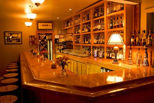 AlbionSCP Mendocino Coast Lodge的酒吧配有带酒瓶的吧台