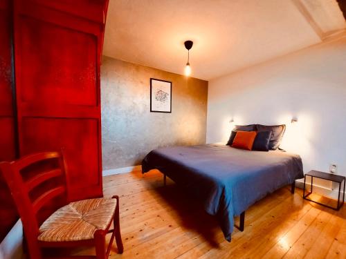胡法利兹La Vieille Forge的一间卧室配有一张床和一把椅子