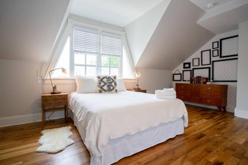 丹佛Smiths Crescendo的卧室设有一张白色大床和一扇窗户。