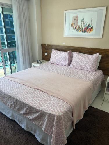 巴西利亚Hotel Vision的一间卧室设有一张大床和一个窗户。