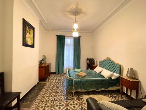 阿尔及尔Appartement Dans Immeuble Haussmanien的一间卧室配有一张床和一个沙发