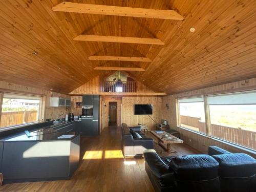 StapiGlass House with Private River & 360° Views的厨房和带木制天花板的客厅