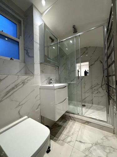 伦敦Chic Studio Flat 8 Mins to Harrods Knightsbridge的带淋浴、卫生间和盥洗盆的浴室