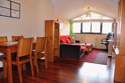 米拉多罗Alojamiento Santa Maria III的客厅配有沙发和桌子