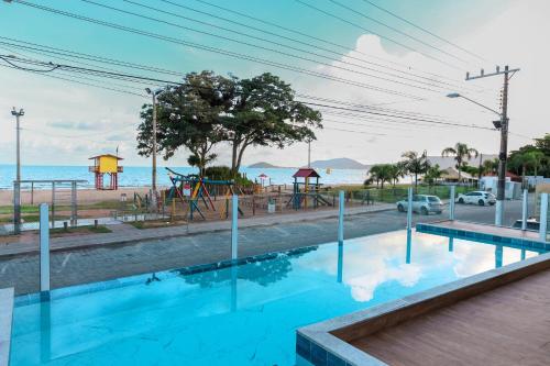 弗洛里亚诺波利斯Hotel Monteiro Canasvieiras的享有游乐场景致的游泳池