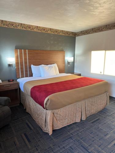 查尔斯顿查尔斯顿豪斯特经济旅馆的一间卧室配有一张带红色毯子的大床