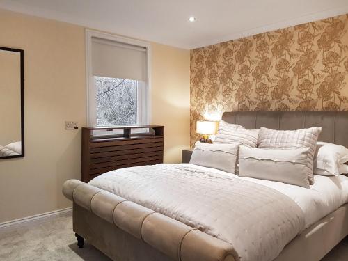 巴洛赫Leven Lodge 1 - Uk46042的一间卧室设有一张大床和一个窗户。