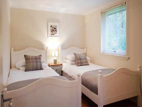 巴洛赫Leven Lodge 3 - Uk46045的带窗户的客房内的2张白色床