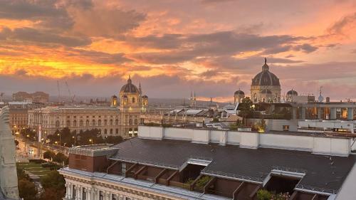 维也纳City-Penthouse mit 4 Terassen und Whirlpool的日落时欣赏伦敦城市的美景
