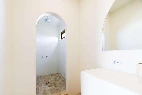 波波约Hide and Seek Resort的浴室设有白色墙壁和白色水槽。
