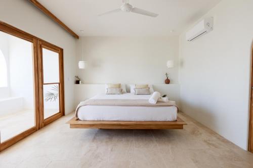 波波约Hide and Seek Resort的一间卧室设有一张床和一个大窗户
