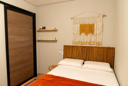 福廷Pousada Carcará的一间卧室配有一张床和一个吊灯