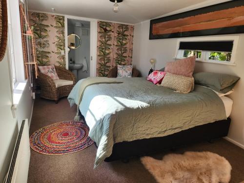 怀卡奈'Haumoana' in Olde Beach.的一间卧室设有一张大床和一个窗户。