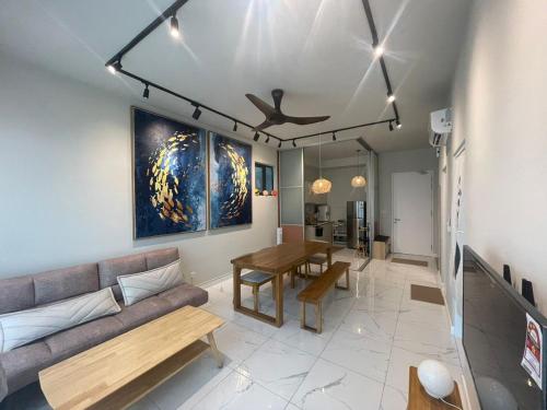 吉隆坡Cubic Botanical Suites Bangsar South by HomeBrickz的客厅配有沙发和桌子