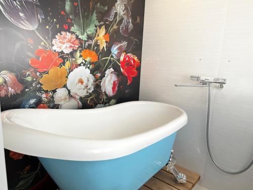Setoウッドデザインパーク瀬戸的一间带水槽和花卉壁纸的浴室