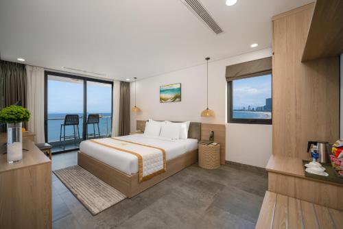 岘港Nguyen Gia Hotel的酒店客房设有一张床和一个阳台。