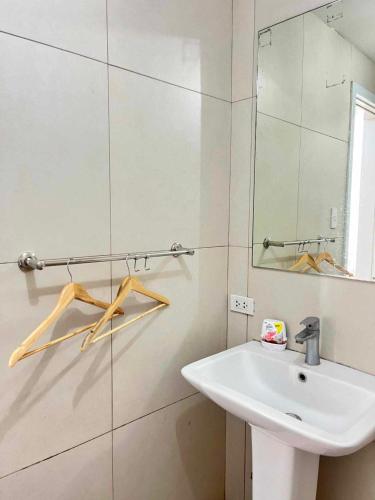 碧瑶Arabella Transient Home的白色的浴室设有水槽和镜子
