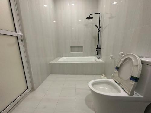 FeydhooLavender seenu feydhoo addu city的白色的浴室设有卫生间和浴缸。