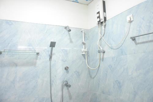 达瓦拉维Royal Inside Hotel的带淋浴的浴室(带玻璃淋浴间)