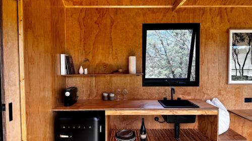 OmeoOmeo Holiday Park的厨房设有木台和窗户。
