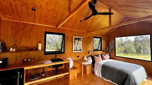 OmeoOmeo Holiday Park的卧室配有一张床、一张书桌和窗户。