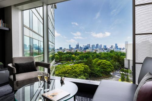 东京Hotel New Otani Tokyo EXECUTIVE HOUSE ZEN的办公室,从窗户可欣赏到城市美景