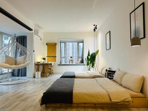 重庆重庆山川的民宿的一间卧室配有一张大床和秋千