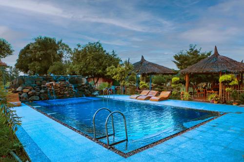 RehtiLotuslap Resort的一个带2把躺椅的度假村游泳池
