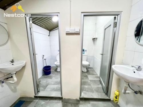马六甲SOINN Jonker Guesthouse By Nestcove的浴室设有2个水槽和2个卫生间