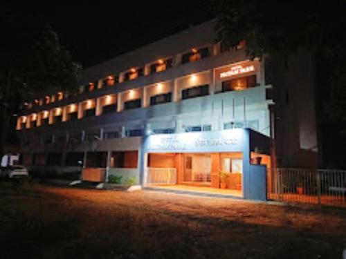 JālgaonHOTEL PRITAM PARK, Jalgaon, Maharashtra的一座晚上亮着灯的建筑