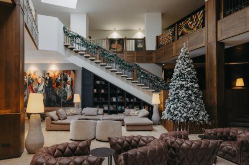 古多里古柯里马可波罗酒店的客厅拥有圣诞树和楼梯