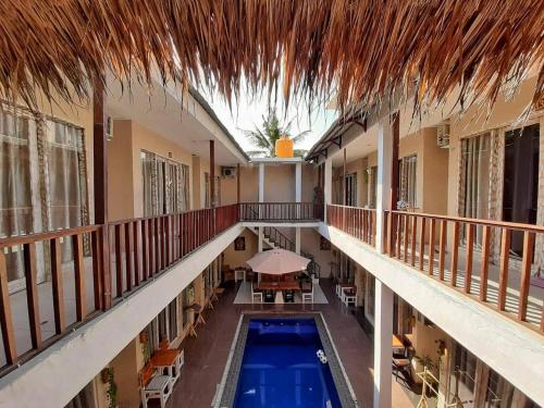 吉利特拉旺安格林拉浪旅馆的享有带游泳池的大楼的顶部景致