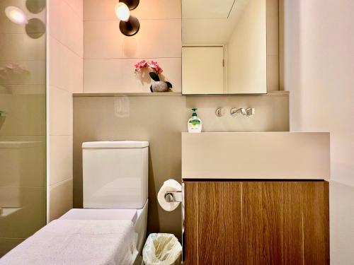 墨尔本Highrise best location 2baths的一间带卫生间和水槽的小浴室