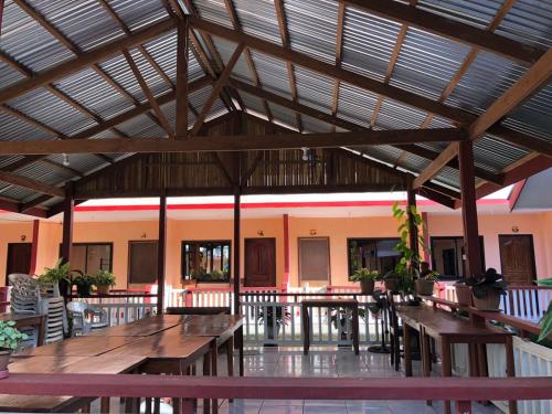 ItaytayJBR Tourist Inn - Port Barton的大楼内带木桌和长凳的自助餐厅