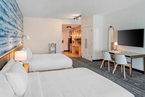 科洛尼尔海茨TownePlace Suites by Marriott Richmond Colonial Heights的酒店客房配有两张床和一张书桌