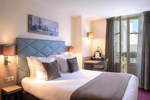 巴黎阿斯顿酒店的一间设有大床和窗户的酒店客房